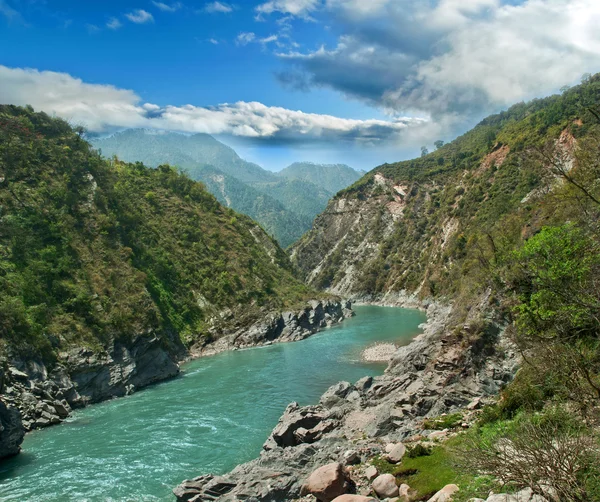 Fiume di montagna che scorre in un profondo canyon — Foto Stock