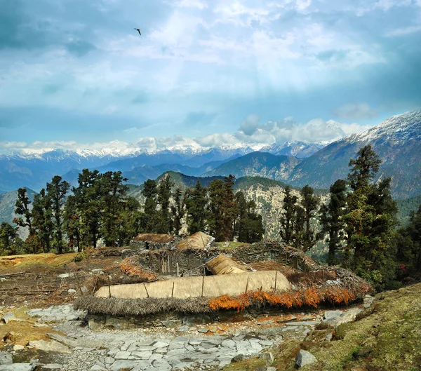 Ilkel taş evlerde himalaya terk etti. — Stok fotoğraf