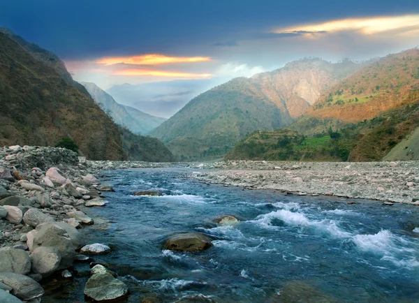 Gebirgsfluss des Himalaya — Stockfoto