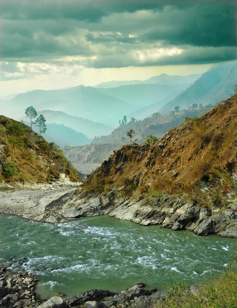 Rivière sur fond de chaînes de montagnes — Photo