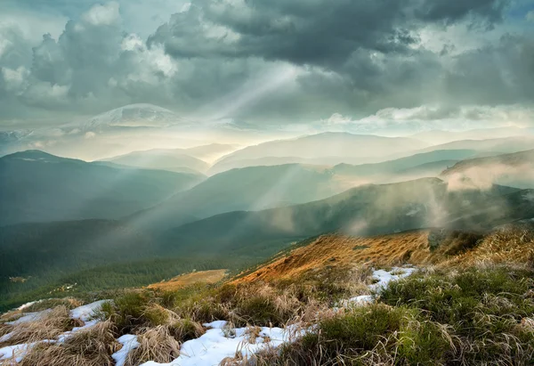 Coucher de soleil sur les crêtes des Carpates — Photo