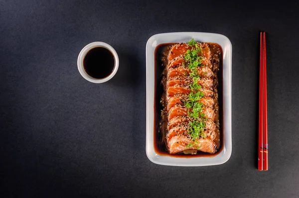 Salmon Sashimi Sesame Shoyu Miso Sauce Black Table Top View — Stok fotoğraf