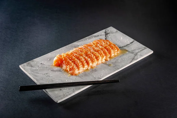 Salmon Tataki Marinated Truffle Oil Salt Flower Marble Plate Chopsticks — Stok fotoğraf