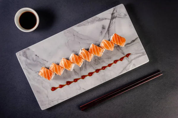Uramaki Salmon Marble Plate Soy Sause Chopsticks Black Background Top — Stok fotoğraf