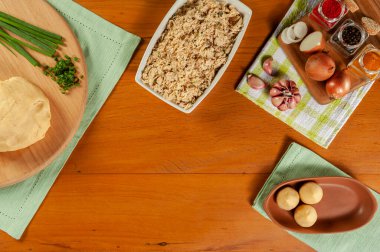 Brezilya aperatifleri hazırlama kavramı chiken croquette (coxinha de frango) - Top view