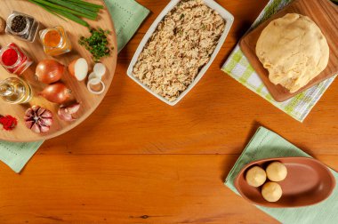 Brezilya aperatifleri hazırlama kavramı chiken croquette (coxinha de frango) - Top view