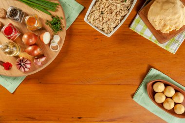 Brezilya aperatifleri hazırlama kavramı chiken croquette (coxinha de frango) - Top view