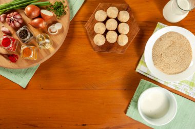 Brezilya aperatifleri hazırlama kavramı chiken croquette (coxinha de frango) - Top view