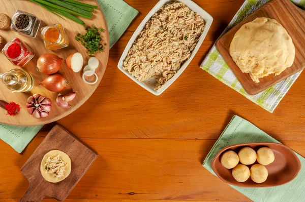Brezilya aperatifleri hazırlama kavramı chiken croquette (coxinha de frango) - Top view