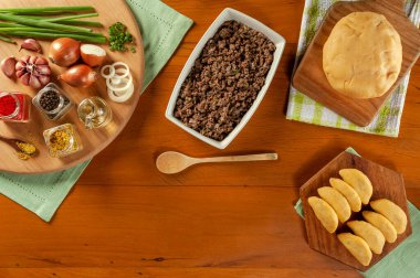 Biftek dolması (risolis de carne) Brezilya usulü çerez hazırlama kavramı