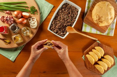 Brezilya usulü abur cubur hazırlayan kadın köfte doldurma kroketi (risolis de carne)