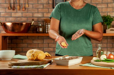 Brezilya usulü aperatifler hazırlayan kadın biftek doldurma kroketi (risolis de carne)) 