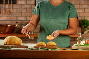 Brezilya usulü aperatifler hazırlayan kadın biftek doldurma kroketi (risolis de carne)) 