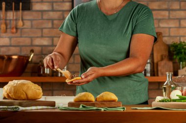 Brezilya usulü aperatifler hazırlayan kadın biftek doldurma kroketi (risolis de carne)) 