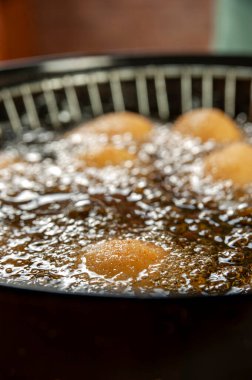 Kaynar soya yağına bulanmış kızgın Brezilya kroketleri. Coxinha de frango.