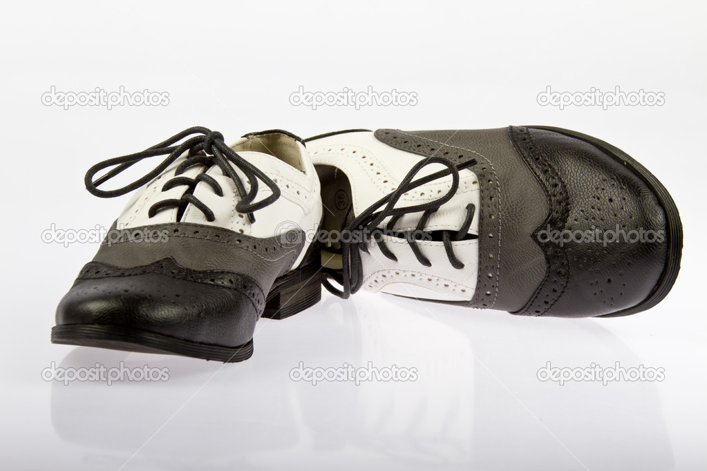 sapatos de cores diferentes