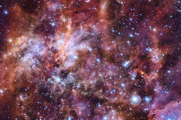 Derin uzayda bir yerde güzel bir galaksi. Kozmik duvar kağıdı. Bu görüntünün elementleri NASA tarafından desteklenmektedir