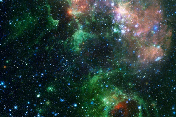 Derin uzayda bir yerde güzel bir galaksi. Kozmik duvar kağıdı. Bu görüntünün elementleri NASA tarafından desteklenmektedir