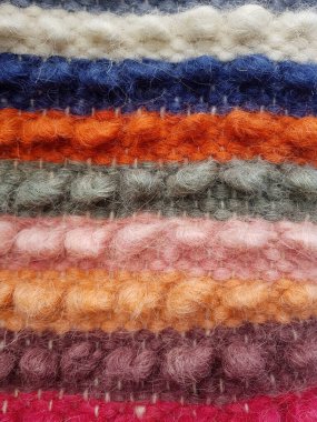 Beyaz, mavi, turuncu, gri, pembe, sarı, kahverengi ve pembe çizgilerle örülmüş. Kış arkaplanı