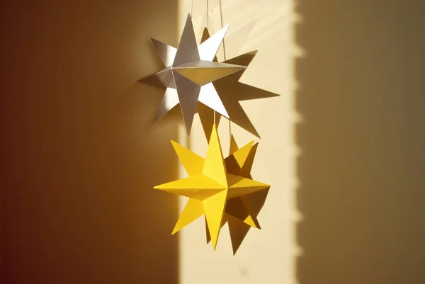 Noel Süslemeleri Karton Oyuncaklar Gri Sarı Renkli Yıldızların Duvarlarında Estetik — Stok fotoğraf