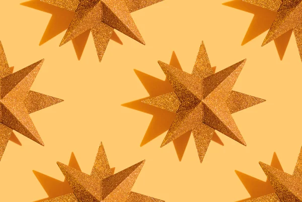 Csillogó Arany Csillagok Mintája Bézs Alapon Szilveszterkor Vagy Karácsonykor Üdvözlőlap — Stock Fotó