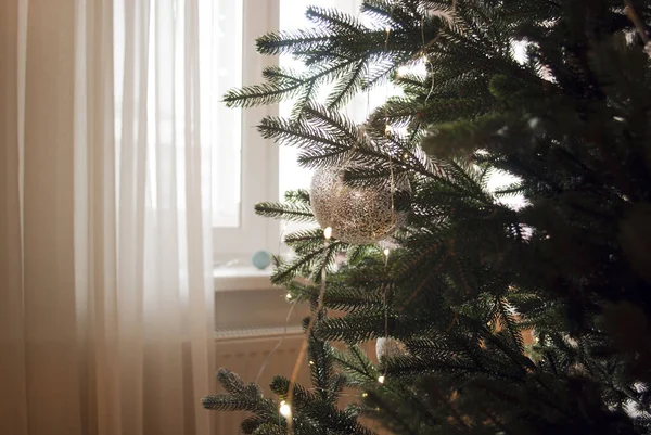 Різдвяні Кульки Зеленій Різдвяній Ялинці Фоні Вікна Штор Тематика Зимових — стокове фото