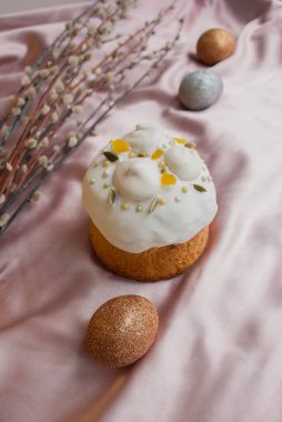 Paskalya pastası ve parlak yumurtalar pembe arka planda. Mutlu Paskalyalar