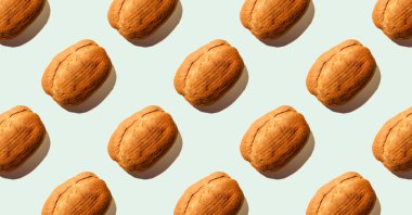 Mavi pastel yumuşak arkaplandaki ekmeğin deseni. Ekmek parası. Çevre dostu ürünler. Durgun hayat. Yemek konsepti. Pankart