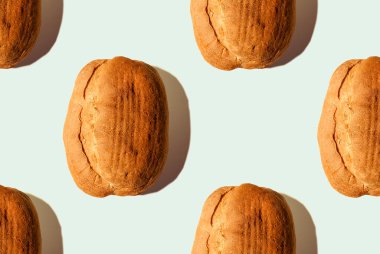 Mavi renkli arka planda gölgeli ekmeğin kompozisyonu. Ekmek parası. Çevre dostu ürünler. Yemek konsepti. Durgun hayat. Pankart