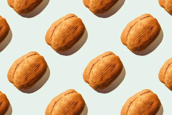 Mavi pastel yumuşak arkaplandaki ekmeğin deseni. Ekmek parası. Çevre dostu ürünler. Yemek konsepti. Durgun hayat. Pankart