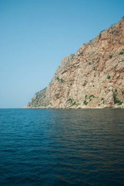 Güzel deniz manzarası ve dağlar. Yaz zamanı. Seyahat ilhamı. Deniz manzaraları ve sahil manzaraları