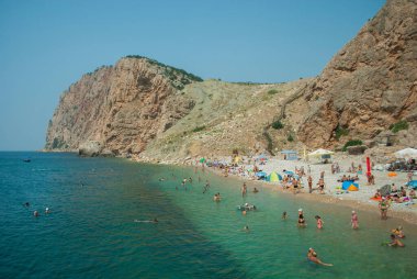 Güzel deniz manzarası ve dağlar. Yaz zamanı. Seyahat ilhamı. Deniz manzaraları ve sahil manzaraları