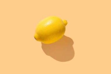 Sarı pastel yumuşak renklerde sarı limon meyvesi. Turunçgil meyvesi. Mesaj için yer var. Pankart