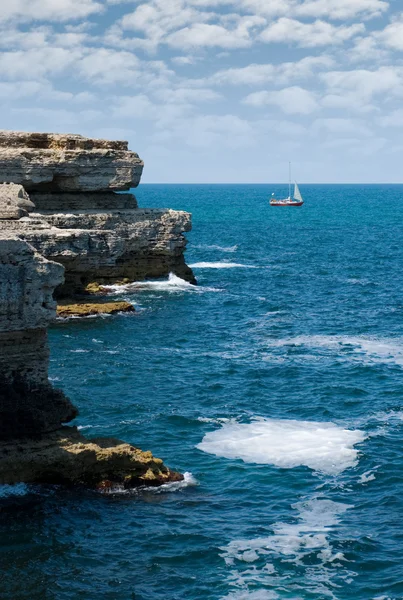 Rocas, el mar y el yate ... —  Fotos de Stock