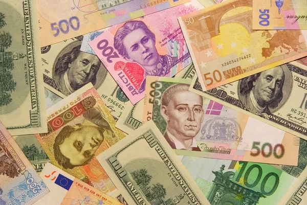 Украинские современные деньги (гривна) и другая популярная валюта . — стоковое фото