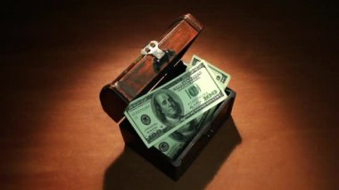 Rusya 'da ekonomik kriz. Finansal kriz. Öntanımlı. Son para eski sandıktan uçup gidiyor. 100 dolarlık banknotlar. Sanatsal karanlık arka plan. Eğer bu görüntüleri alırsanız, size minnettar kalacağım.!