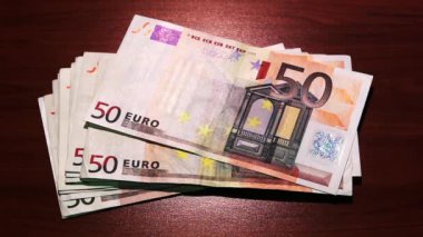 Öntanımlı. Finansal kriz. Masadan 50 avroluk banknotlar kayboldu. Eğer bu görüntüleri alırsanız, size minnettar kalacağım.!