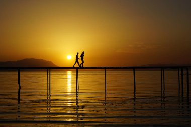 Gün batımında bir adamın silueti