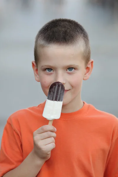 Junge und Eis — Stockfoto