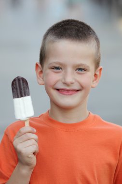 çocuk ve dondurma