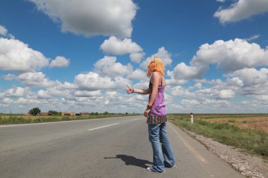 kadın uzun yürüyüşe çıkan kimse