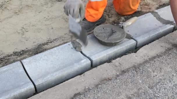 Мейсон использует лопату на строительной площадке — стоковое видео