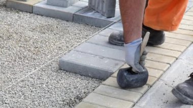 tuğla kaldırım döşeme alt inşaat alanında çakıl