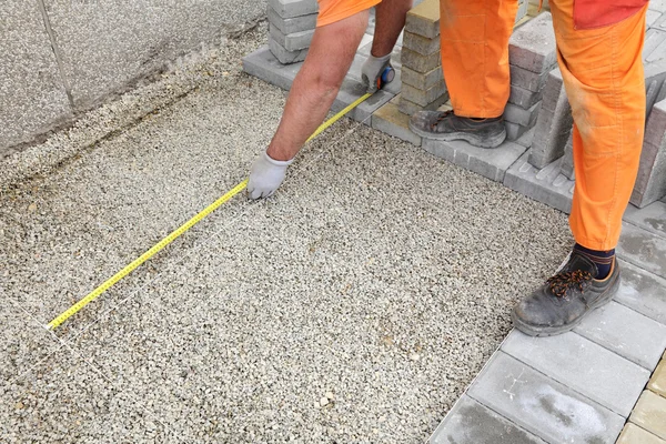 Sitio de construcción, medida pavimentadora de ladrillo —  Fotos de Stock