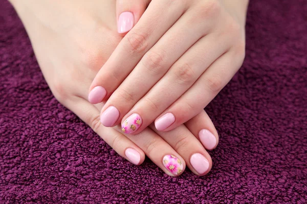 Tratamento de beleza das unhas — Fotografia de Stock