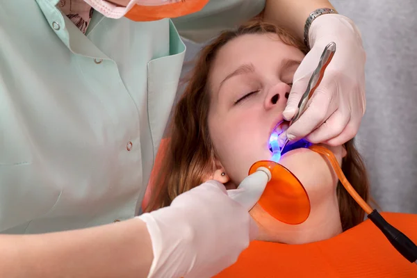 Procedimento dentário, laser conduzido — Fotografia de Stock