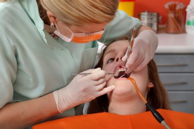 Diş prosedür, delme ve diş dolgu