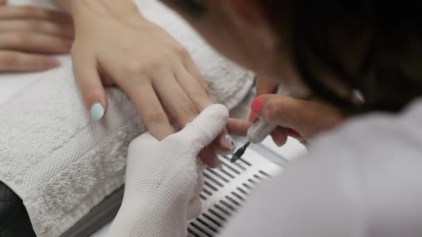 Fingernail grinding in beauty salon — Stock Video