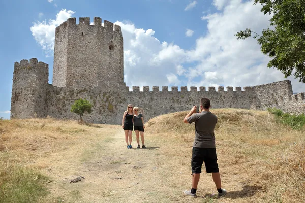 Туристы в замке Платамонас — стоковое фото