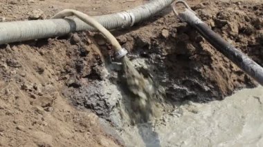 su inşaat alanında pompa